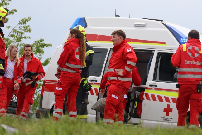 Schwerer Crash zwischen PKW, Kleintransporter und LKW auf Steyrer Strae bei Kronstorf