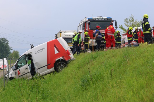 Schwerer Crash zwischen PKW, Kleintransporter und LKW auf Steyrer Strae bei Kronstorf