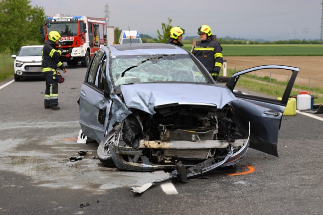 Schwerer Crash zwischen PKW, Kleintransporter und LKW auf Steyrer Strae bei Kronstorf