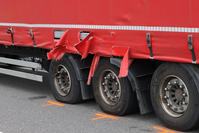 Schwerer Crash zwischen PKW, Kleintransporter und LKW auf Steyrer Strae bei Kronstorf