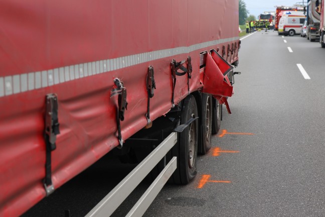 Schwerer Crash zwischen PKW, Kleintransporter und LKW auf Steyrer Strae bei Kronstorf