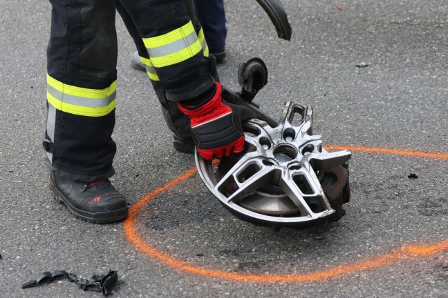 Schwerer Crash zwischen PKW, Kleintransporter und LKW auf Steyrer Strae bei Kronstorf