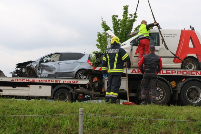 Schwerer Crash zwischen PKW, Kleintransporter und LKW auf Steyrer Strae bei Kronstorf