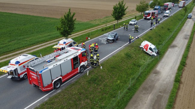 Schwerer Crash zwischen PKW, Kleintransporter und LKW auf Steyrer Strae bei Kronstorf