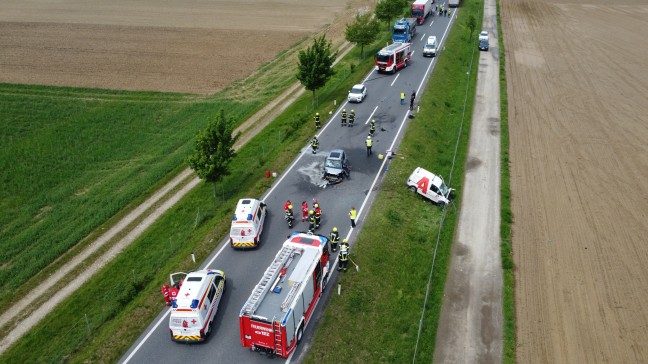 Schwerer Crash zwischen PKW, Kleintransporter und LKW auf Steyrer Strae bei Kronstorf