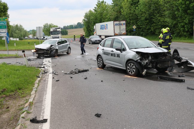 Schwerer Kreuzungsunfall auf Wallerner Strae in Pichl bei Wels fordert zwei Verletzte