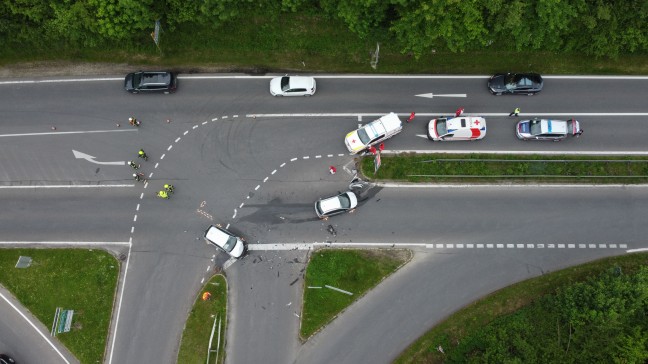 Schwerer Kreuzungsunfall auf Wallerner Strae in Pichl bei Wels fordert zwei Verletzte