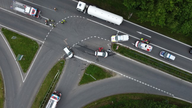 Schwerer Kreuzungsunfall auf Wallerner Strae in Pichl bei Wels fordert zwei Verletzte