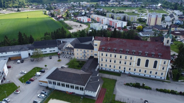 Drei Verletzte bei Brand in einem Hotelgebäude in Stadl-Paura