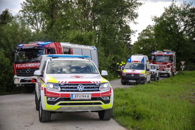 Autolenkerin bei Verkehrsunfall in Fraham mit PKW in Bach gestrzt