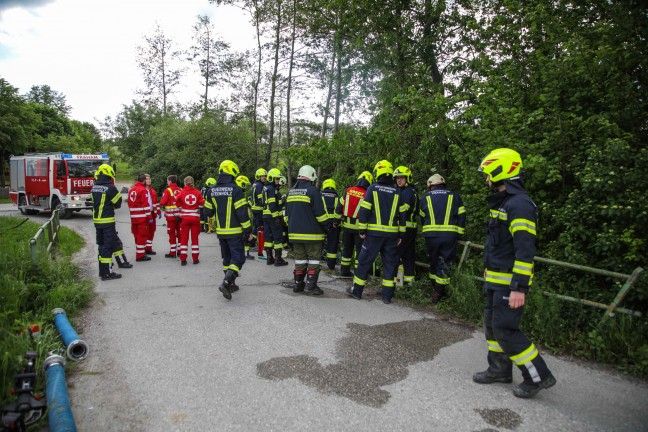 Autolenkerin bei Verkehrsunfall in Fraham mit PKW in Bach gestrzt