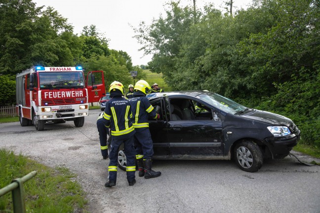 Autolenkerin bei Verkehrsunfall in Fraham mit PKW in Bach gestrzt