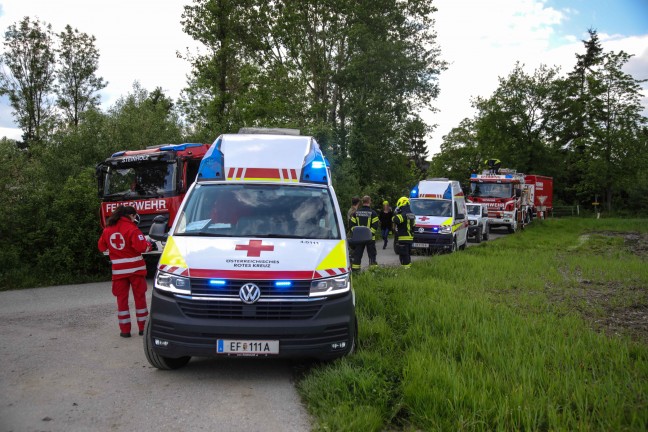 Autolenkerin bei Verkehrsunfall in Fraham mit PKW in Bach gestrzt