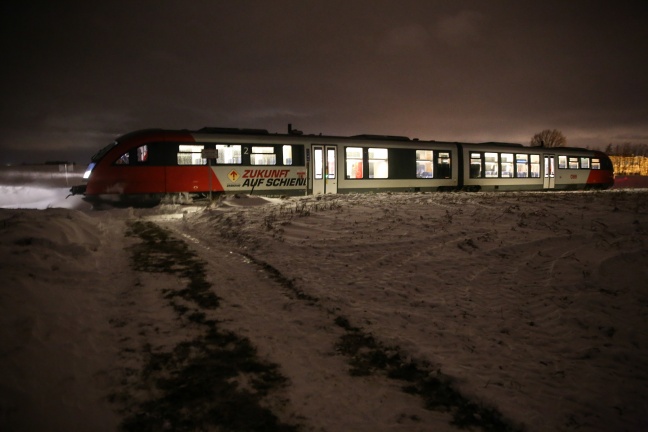 Nahverkehrstriebwagen der Almtalbahn blieb wegen Schneeverwehungen stecken