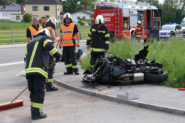 Motorradfahrer bei Kreuzungscrash in Buchkirchen schwer verletzt