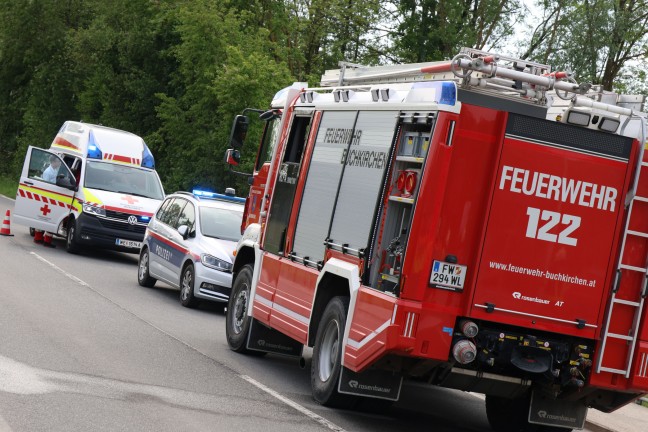 Motorradfahrer bei Kreuzungscrash in Buchkirchen schwer verletzt