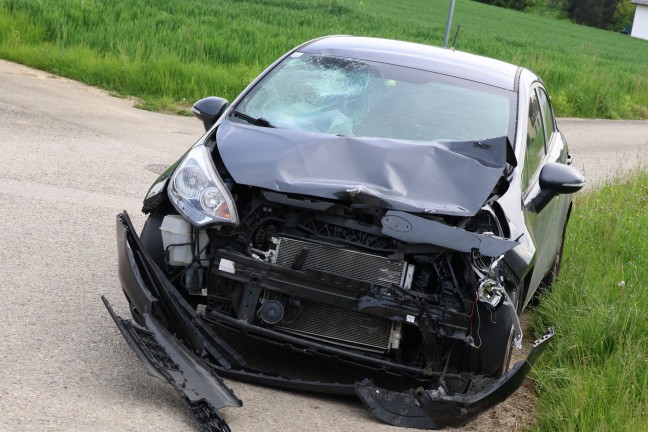 Motorradfahrer bei Kreuzungscrash in Buchkirchen schwer verletzt