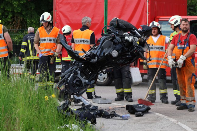 Motorradfahrer bei Kreuzungscrash in Buchkirchen schwer verletzt