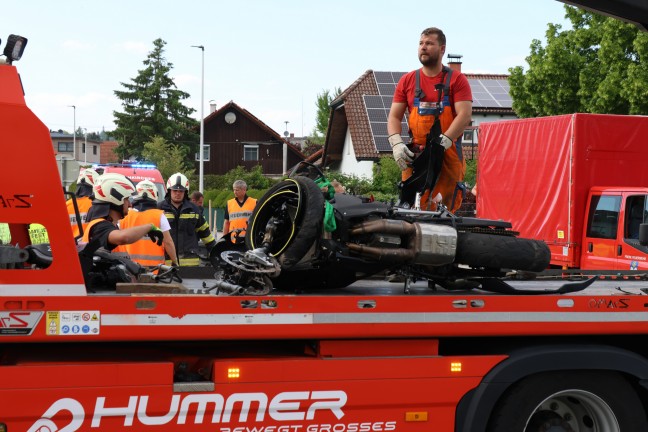 Motorradfahrer bei Kreuzungscrash in Buchkirchen schwer verletzt