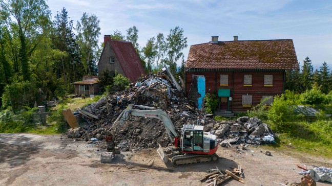 Alter Aussichtsturm in Schardenberg eingestürzt - Suche nach eventuell verschütteten Personen