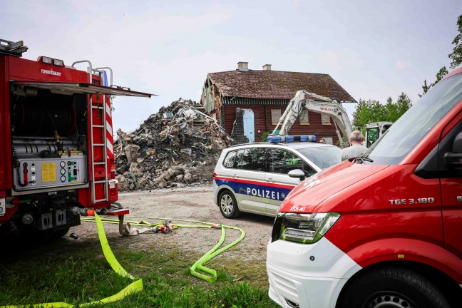 Alter Aussichtsturm in Schardenberg eingestürzt - Suche nach eventuell verschütteten Personen