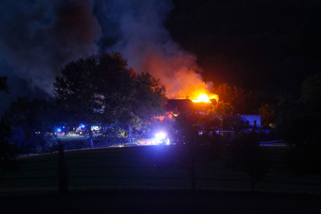 Vollbrand eines Wohnhauses: Einsatzkrfte von zwlf Feuerwehren in Scharten im Groeinsatz