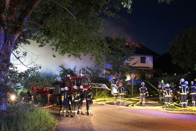 Vollbrand eines Wohnhauses: Einsatzkrfte von zwlf Feuerwehren in Scharten im Groeinsatz