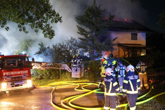 Vollbrand eines Wohnhauses: Einsatzkrfte von zwlf Feuerwehren in Scharten im Groeinsatz