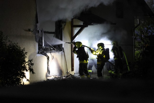 Vollbrand eines Wohnhauses: Einsatzkrfte von zwlf Feuerwehren in Scharten im Groeinsatz