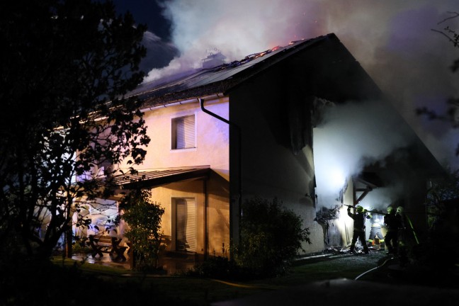 Vollbrand eines Wohnhauses: Einsatzkrfte von zwlf Feuerwehren in Scharten im Groeinsatz