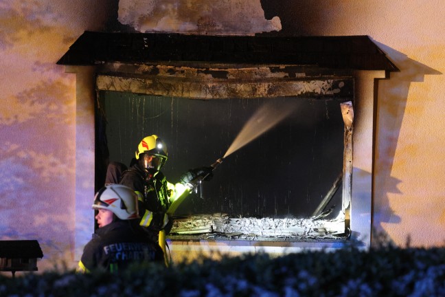 Vollbrand eines Wohnhauses: Einsatzkrfte von zwlf Feuerwehren in Scharten im Groeinsatz