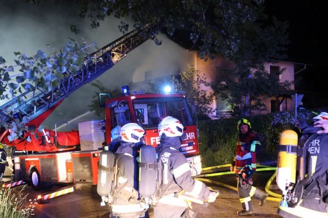 Vollbrand eines Wohnhauses: Einsatzkrfte von zwlf Feuerwehren in Scharten im Groeinsatz