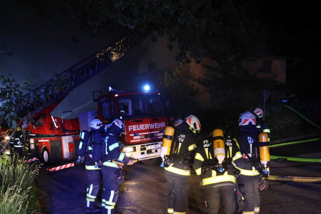 Vollbrand eines Wohnhauses: Einsatzkrfte von zwlf Feuerwehren in Scharten im Groeinsatz