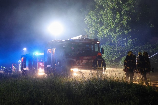 Vollbrand eines Wohnhauses: Einsatzkrfte von zwlf Feuerwehren in Scharten im Groeinsatz