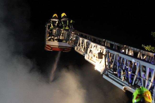 Vollbrand eines Wohnhauses: Einsatzkrfte von zwlf Feuerwehren in Scharten im Groeinsatz