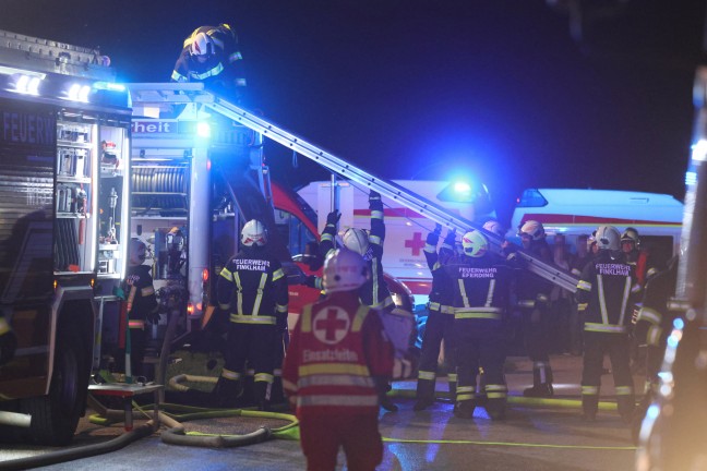 Vollbrand eines Wohnhauses: Einsatzkrfte von zwlf Feuerwehren in Scharten im Groeinsatz