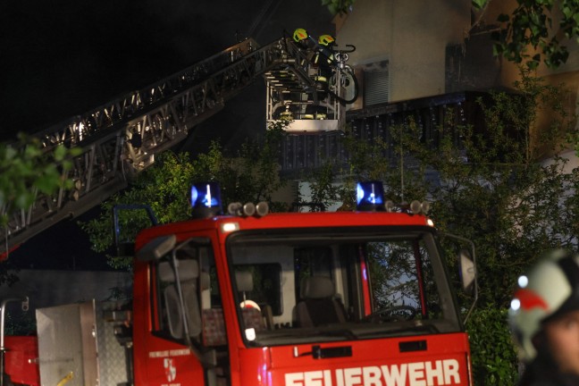 Vollbrand eines Wohnhauses: Einsatzkrfte von zwlf Feuerwehren in Scharten im Groeinsatz