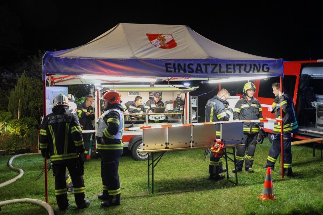 Vollbrand eines Wohnhauses: Einsatzkrfte von zwlf Feuerwehren in Scharten im Groeinsatz