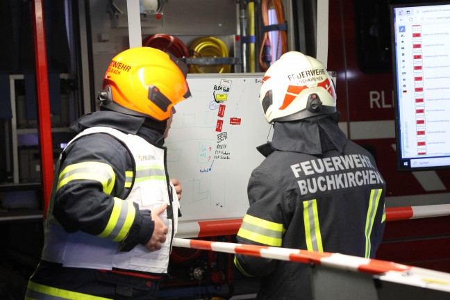 Vollbrand eines Wohnhauses: Einsatzkrfte von zwlf Feuerwehren in Scharten im Groeinsatz