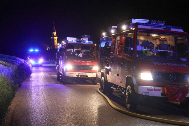 Vollbrand eines Wohnhauses: Einsatzkrfte von zwlf Feuerwehren in Scharten im Groeinsatz