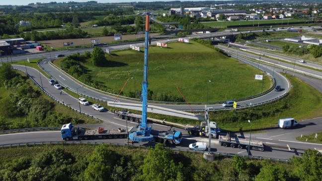 Sondertransport mit Betonfertigteil auf Innkreisautobahn bei Wels-Waidhausen verunfallt