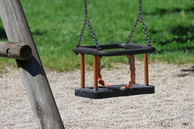 Personenrettung: Ausgewachsenes Kind steckte auf Spielplatz in Wels-Lichtenegg in Schaukel fest