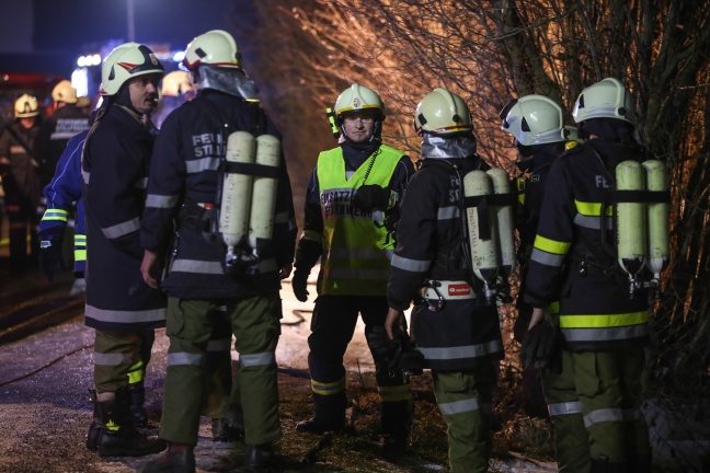 Sechs Feuerwehren bei Wohnhausbrand in Waizenkirchen im Einsatz