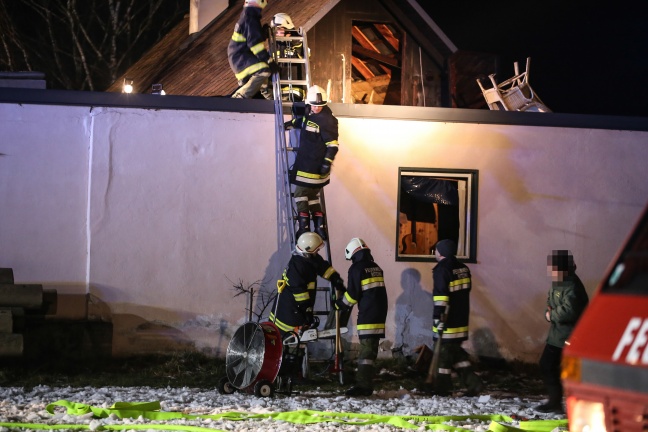 Sechs Feuerwehren bei Wohnhausbrand in Waizenkirchen im Einsatz