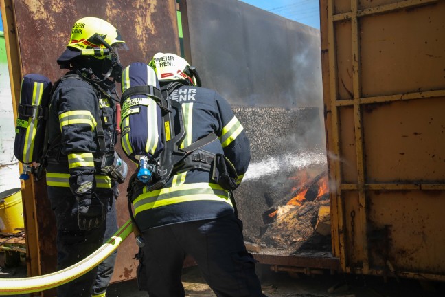 Zwei Feuerwehren bei Brand eines Containers in Marchtrenk im Einsatz