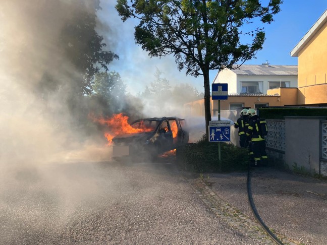 PKW stand in Wels-Vogelweide in Vollbrand - Feuerwehr im Einsatz