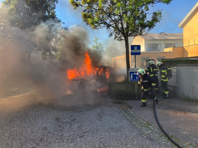 PKW stand in Wels-Vogelweide in Vollbrand - Feuerwehr im Einsatz