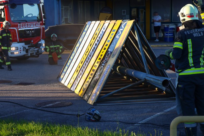 Sturmschaden: Werbepylon bei Unternehmen in Wels-Waidhausen drohte umzustürzen