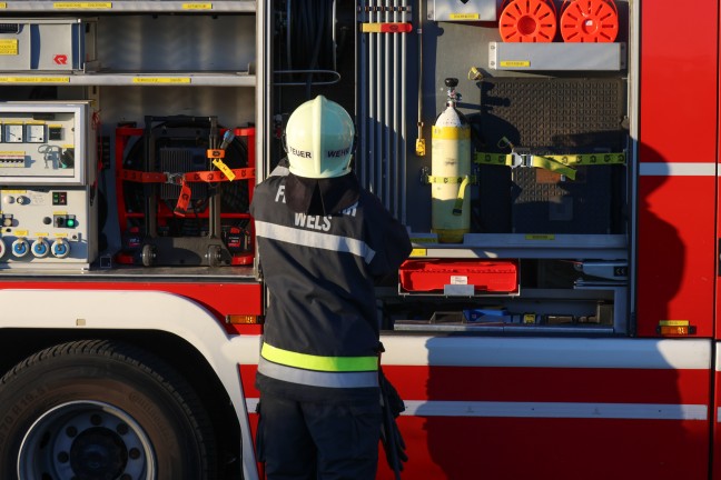 Sturmschaden: Werbepylon bei Unternehmen in Wels-Waidhausen drohte umzustürzen
