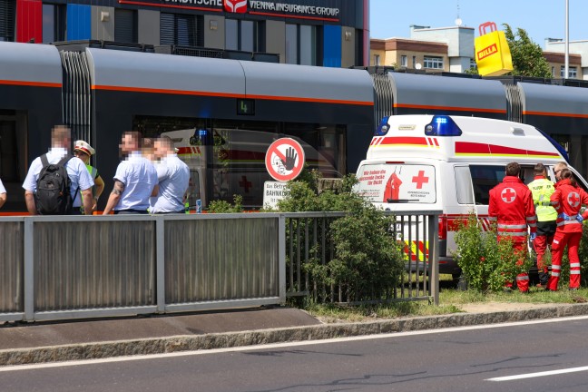 Notarzthubschrauber im Einsatz: 13-Jähriger in Leonding von Straßenbahn erfasst